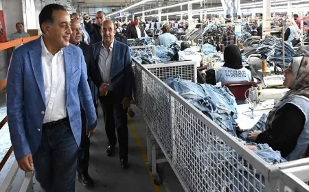 رئيس الوزراء يقوم بجولة مميزة في مصنع تي آند سي للملابس الجاهزة بالصور