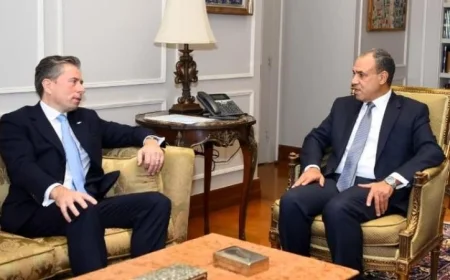 وزير الخارجية يلتقي وكيل الأمين العام للشؤون الإنسانية لتعزيز التعاون الدولي