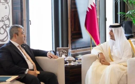 رئيس وزراء قطر ووزير الخارجية يستقبلان سفير مصر في الدوحة لتعزيز العلاقات الثنائية