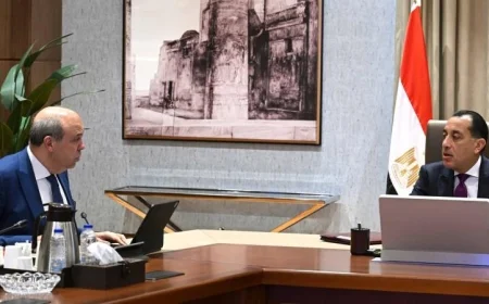 مدبولي يناقش مع وزير الطيران سير العمل في مشروع مبنى 4 بالمطار