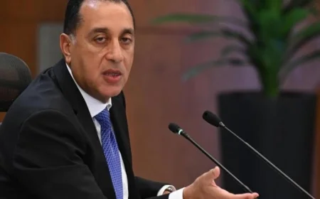 رئيس الوزراء يتحدث مع نظيره الجزائري لتعزيز العلاقات الثنائية بين البلدين