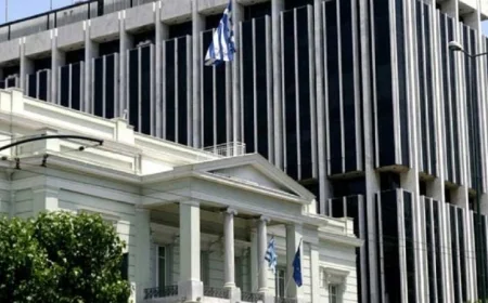 وزير الخارجية اليوناني يؤجل اجتماعه مع نظيره الألماني للانضمام لقمة شرم الشيخ