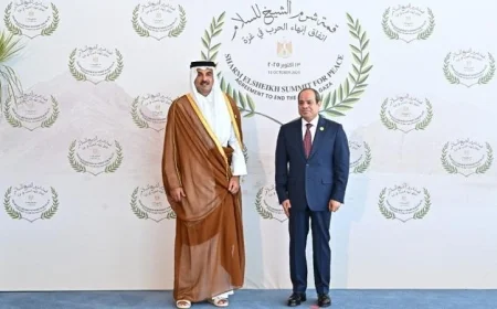 الرئيس السيسي يرحب بأمير قطر في قمة شرم الشيخ لتعزيز التعاون الثنائي