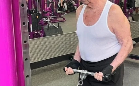 أمريكي يتحدى العمر برفع الأثقال في منافسة كمال الأجسام وهو في المئة من عمره