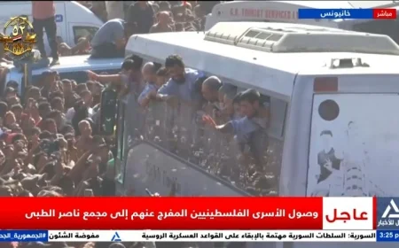 صور ملهمة لوصول الأسرى الفلسطينيين المفرج عنهم إلى مجمع ناصر الطبي