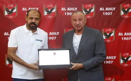 الخطيب يمنح عماد النحاس تكريماً خاصاً تقديراً لإسهاماته مع الأهلي