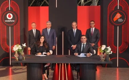 وزيران يسجلان لحظة توقيع اتفاقية الشراكة بين ليجاسي وفودافون لتعزيز السياحة والاتصالات