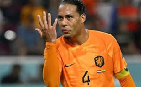 فان باستن يوجه انتقادات حادة لفان دايك ويدعو سلوت لتدريبه على القيادة في ليفربول