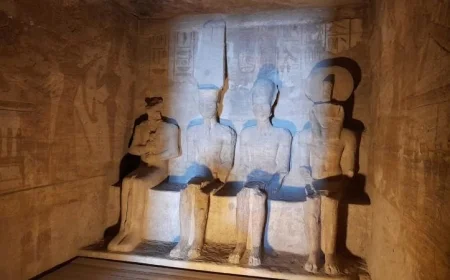 تعامد الشمس يضيء وجه تمثال رمسيس الثاني في معبد أبوسمبل لمدة 22 دقيقة