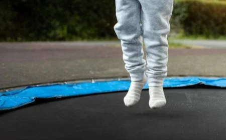 القفز على الترامبولين خطر يهدد صحة الأطفال بإصابات الرباط الصليبي