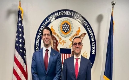 وزير الاستثمار يبحث تعزيز التعاون مع رئيس المؤسسة الأمريكية للتمويل من أجل التنمية في واشنطن