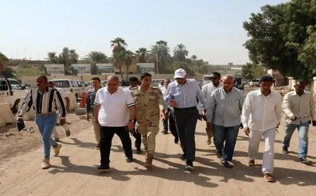 محافظ أسوان يقوم بجولة تفقدية لمتابعة تطوير وتوسعة طريق السادات