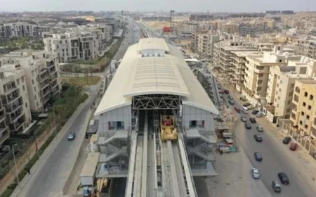 تحويلات مرورية هامة لأعمال رفع كوبري المشاة في محطة مونوريل جامعة مصر بالجيزة