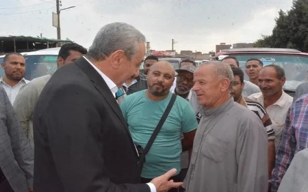 محافظ الغربية يراقب سير العمل والالتزام بالتعريفة ويتواصل مع المواطنين والسائقين