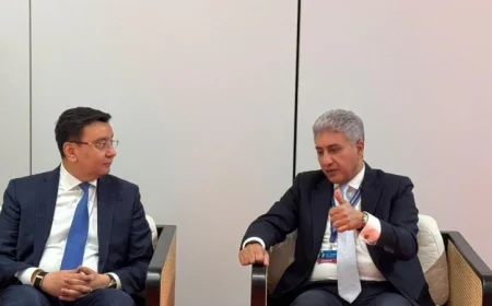 وزير السياحة والآثار يعقد اجتماعاً مع رئيس هيئة السياحة في أوزبكستان لتعزيز التعاون السياحي