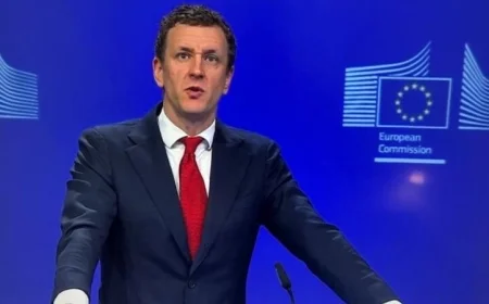 المفوضية الأوروبية تعبر عن تأييدها للاجتماع التاريخي بين بوتين وترامب