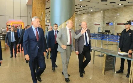 الحفني يكشف عن نمو ملحوظ في حركة الركاب والطائرات بقطاع الطيران في مطارات مصر