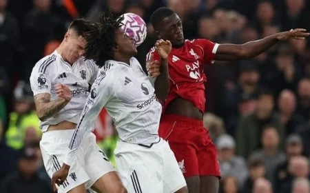 مانشستر يونايتد يحقق انتصارًا مثيرًا على ليفربول بهدفين مقابل هدف في الدوري الإنجليزي