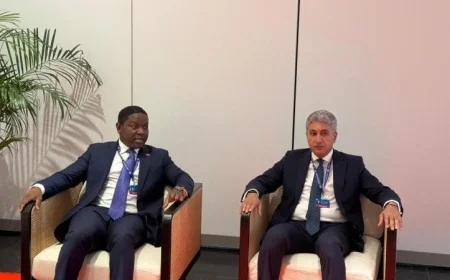 وزير السياحة يناقش تعزيز التعاون وتبادل الخبرات مع نظيره الأنجولي