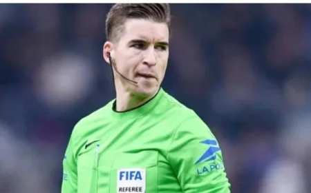 طاقم تحكيم فرنسي يقود مباراة إينتراخت فرانكفورت وليفربول في دوري أبطال أوروبا