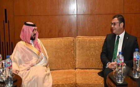 وزير الإسكان يناقش تعزيز التعاون وتبادل الخبرات مع وفد سعودي