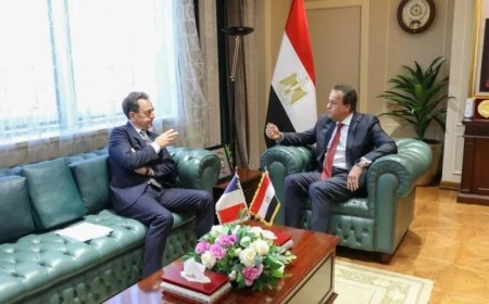 وزير الصحة يجتمع بسفير فرنسا في مصر لبحث تقديم المساعدات الإنسانية لقطاع غزة