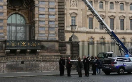 الشرطة الفرنسية تكثف جهودها للقبض على لصوص سرقة متحف اللوفر