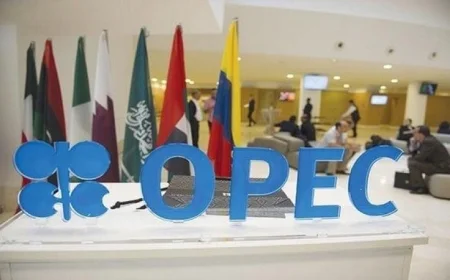 خبراء الاقتصاد يؤكدون أن العقوبات الجديدة على النفط الروسي لن تغير من استراتيجية أوبك+