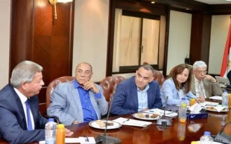 لجنة تطوير الصحافة الورقية والرقمية برئاسة حمدي رزق تبدأ أول اجتماعاتها لتعزيز الإعلام في العصر الرقمي