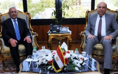 وزير الطيران يلتقي برئيس أكاديمية العلوم والنقل البحري لتعزيز التعاون المشترك
