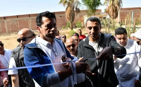 وزير الشباب والرياضة ومحافظ السويس يطلقان قاعة التخاطب ويعززان المنشآت الرياضية بأرض الملعب الأكريليك