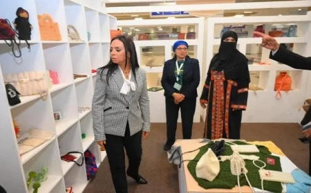 وزيرة التضامن الاجتماعي تستعرض جناح معرض ديارنا للحرف اليدوية والتراثية