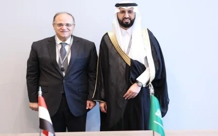 رئيس هيئة الدواء يتبادل الأفكار مع نظيره السعودي لتعزيز التعاون الرقابي بين البلدين