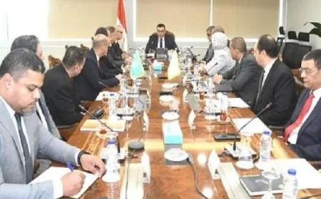 وزير الإسكان يواصل متابعة تقدم العمل في قطاع الشئون العقارية والتجارية بهيئة المجتمعات