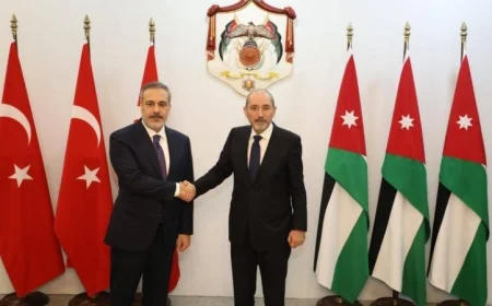 وزير خارجية الأردن وتركيا يناقشان تعزيز جهود تقديم المساعدات الإنسانية إلى غزة