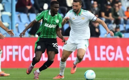 روما يتقدم نحو القمة بفوز مثير على ساسولو في الدوري الإيطالي