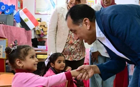 مدبولي يثني على الانضباط والنظام المدرسي في مدرسة ابتدائية بالسويس