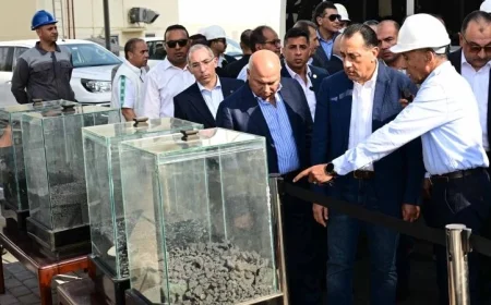 رئيس الوزراء يقوم بجولة تفقدية لمراحل الإنتاج في مصنع بلوكات الأنود الكربونية التابع للشركة المصرية