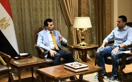 وزير الرياضة يتحدث مع البطل الأولمبي أحمد الجندي في لقاء مثير
