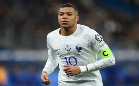 مبابي يحتفي بتسلم جائزة الحذاء الذهبي الأوروبي في مدريد بعد تألقه في موسم استثنائي