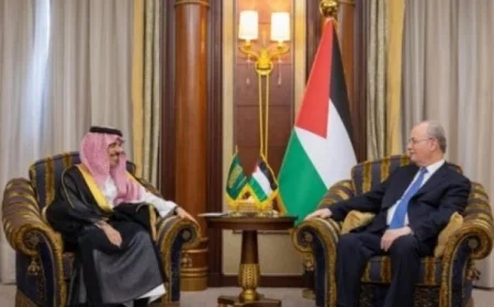 رئيس وزراء فلسطين ووزير خارجية السعودية يناقشان آخر مستجدات الأوضاع في غزة والضفة
