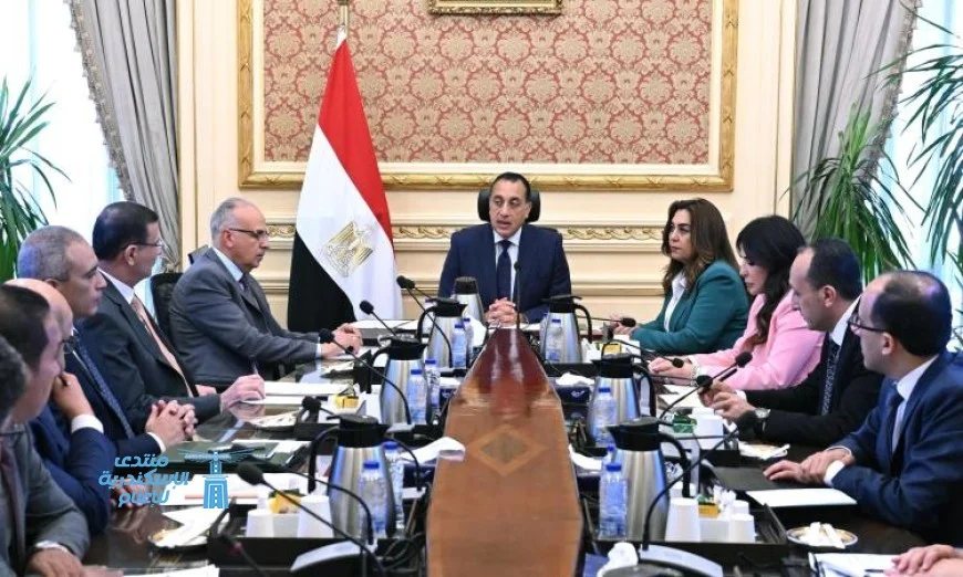 رئيس الوزراء يشرف على تنفيذ خطة متكاملة لتطهير المجاري المائية