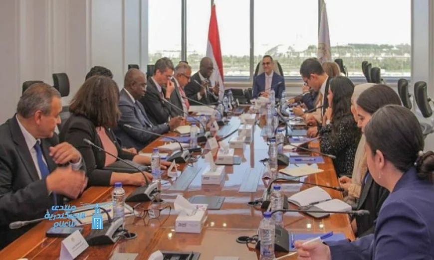وزير الاستثمار يناقش مع وفد البنك الدولي تعزيز فرص الاستثمار الواعدة