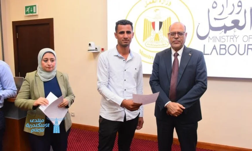 شاهد بالصور تسليم وزير العمل عقود فرص عمل جديدة في قطاع الزراعة بالأردن