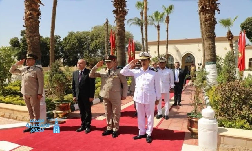 محافظ القاهرة وقائد المنطقة المركزية العسكرية يكرمان أبطال الوطن بوضع إكليل الزهور على مقابر الشهداء