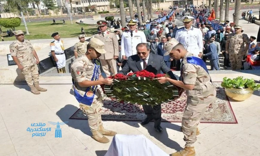 محافظ بورسعيد يكرم الابطال بوضع إكليل الزهور على النصب التذكاري في ميدان الشهداء