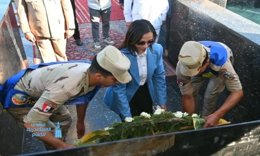 البحيرة تكرم الأبطال بوضع إكليل الزهور على النصب التذكاري للجندي المجهول في دمنهور