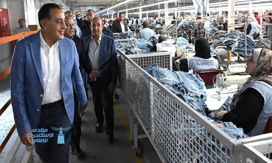 رئيس الوزراء يقوم بجولة مميزة في مصنع تي آند سي للملابس الجاهزة بالصور