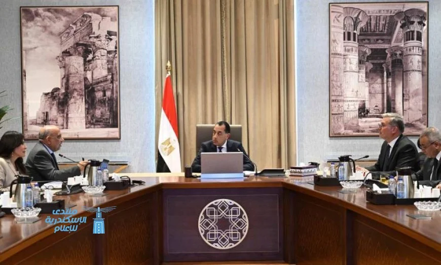 رئيس الوزراء يستعرض تقدم مشروعات الطاقات المتجددة ويقوم بمتابعتها عن كثب