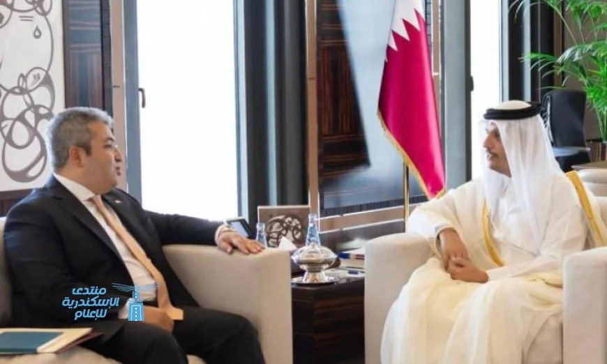 رئيس وزراء قطر ووزير الخارجية يستقبلان سفير مصر في الدوحة لتعزيز العلاقات الثنائية